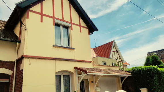 Jolie maison semi individuelle offrant un très beau potentiel